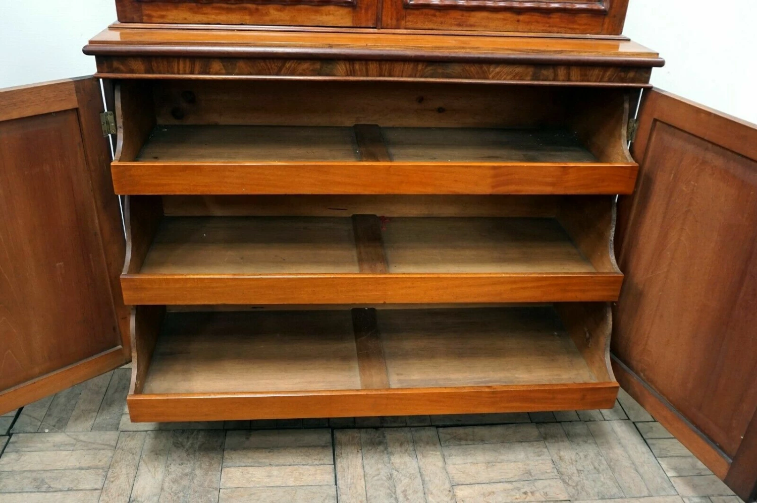 A Good Victorian Mahogany Cupboard Bookcase 5 A Good Victorian Mahogany Cupboard Bookcase - Image 5