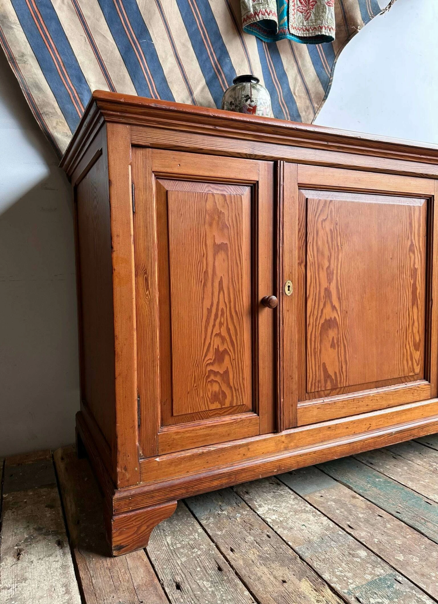 Unknown Antique Belgian Tiger Pine 3 Door Buffet Cupboard C.1920 Great Storage 4 Unknown Antique Belgian Tiger Pine 3 Door Buffet Cupboard C.1920 Great Storage - Image 4