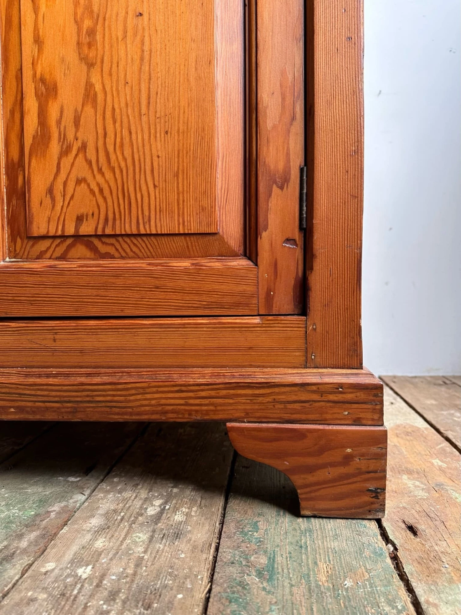 Unknown Antique Belgian Tiger Pine 3 Door Buffet Cupboard C.1920 Great Storage 5 Unknown Antique Belgian Tiger Pine 3 Door Buffet Cupboard C.1920 Great Storage - Image 5
