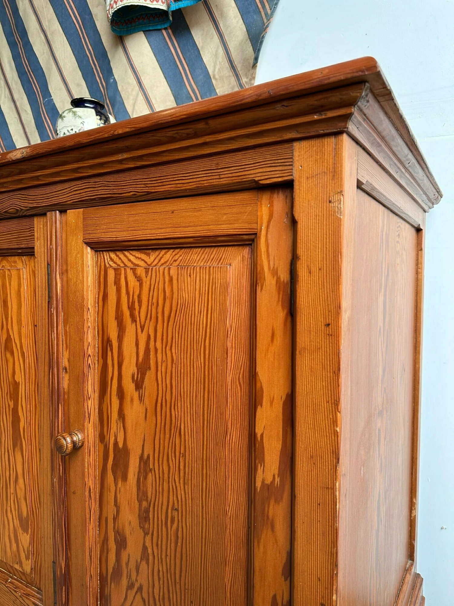 Unknown Antique Belgian Tiger Pine 3 Door Buffet Cupboard C.1920 Great Storage 6 Unknown Antique Belgian Tiger Pine 3 Door Buffet Cupboard C.1920 Great Storage - Image 6