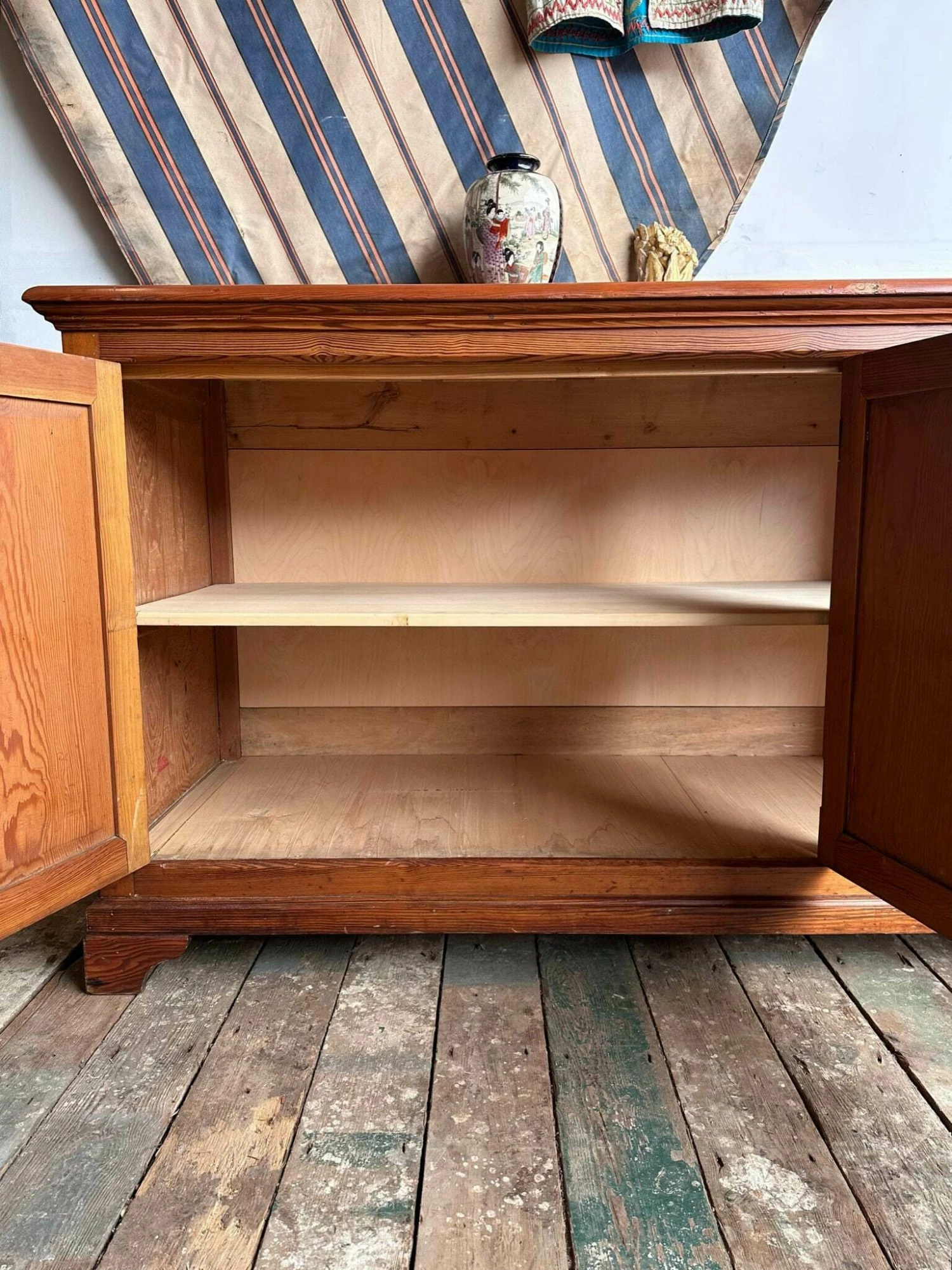 Unknown Antique Belgian Tiger Pine 3 Door Buffet Cupboard C.1920 Great Storage 9 Unknown Antique Belgian Tiger Pine 3 Door Buffet Cupboard C.1920 Great Storage - Image 9