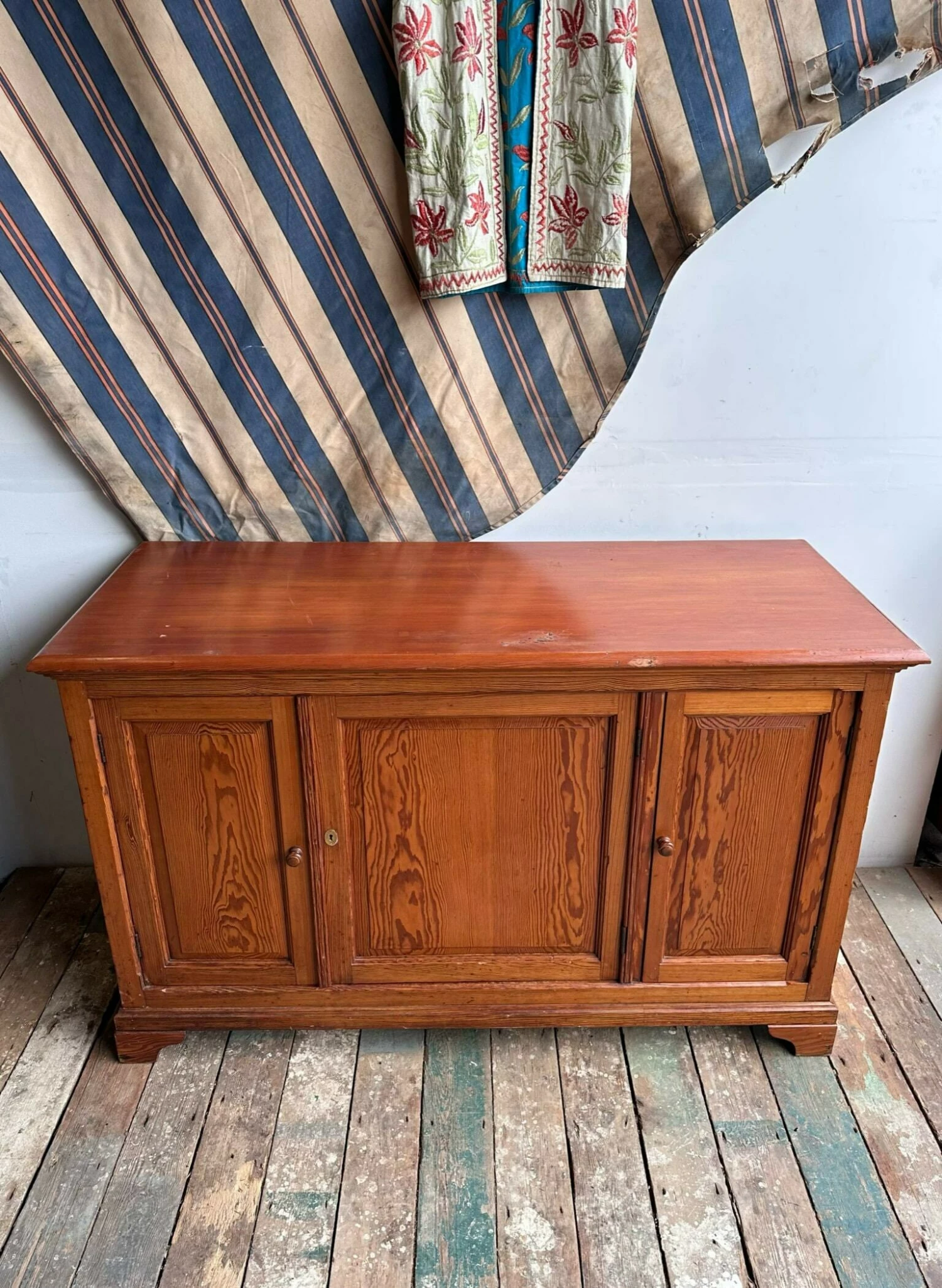 Unknown Antique Belgian Tiger Pine 3 Door Buffet Cupboard C.1920 Great Storage 10 Unknown Antique Belgian Tiger Pine 3 Door Buffet Cupboard C.1920 Great Storage - Image 10