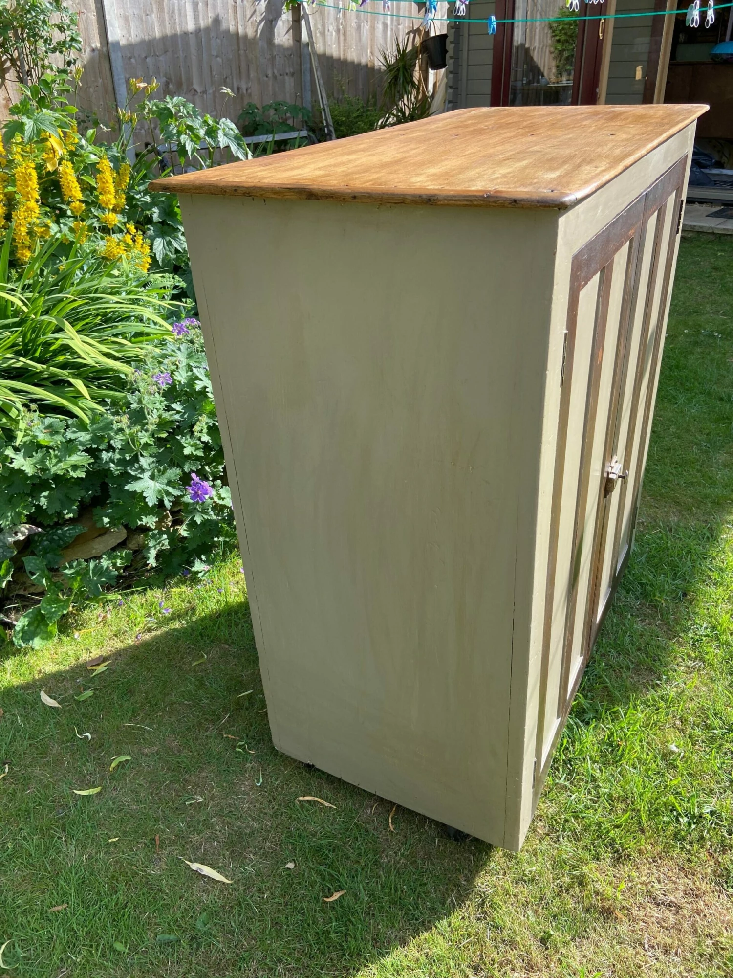 Unknown Cottage Antique Canadian Cupboard, 1920s Painted With Natural Wood And Soft Ceamy Panels 2 Unknown Cottage Antique Canadian Cupboard, 1920s Painted With Natural Wood And Soft Ceamy Panels - Image 2