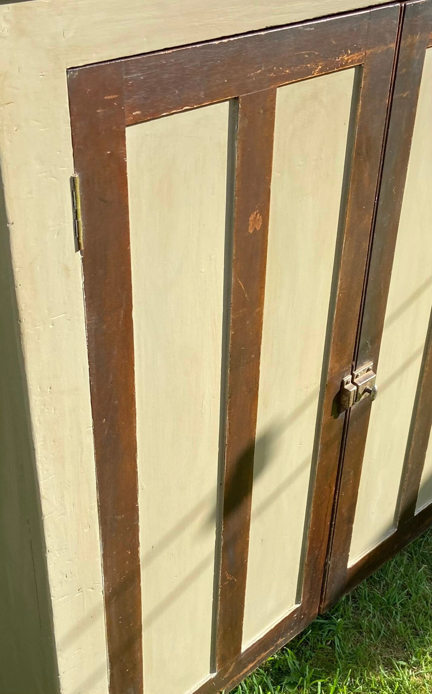 Unknown Cottage Antique Canadian Cupboard, 1920s Painted With Natural Wood And Soft Ceamy Panels 3 Unknown Cottage Antique Canadian Cupboard, 1920s Painted With Natural Wood And Soft Ceamy Panels - Image 3