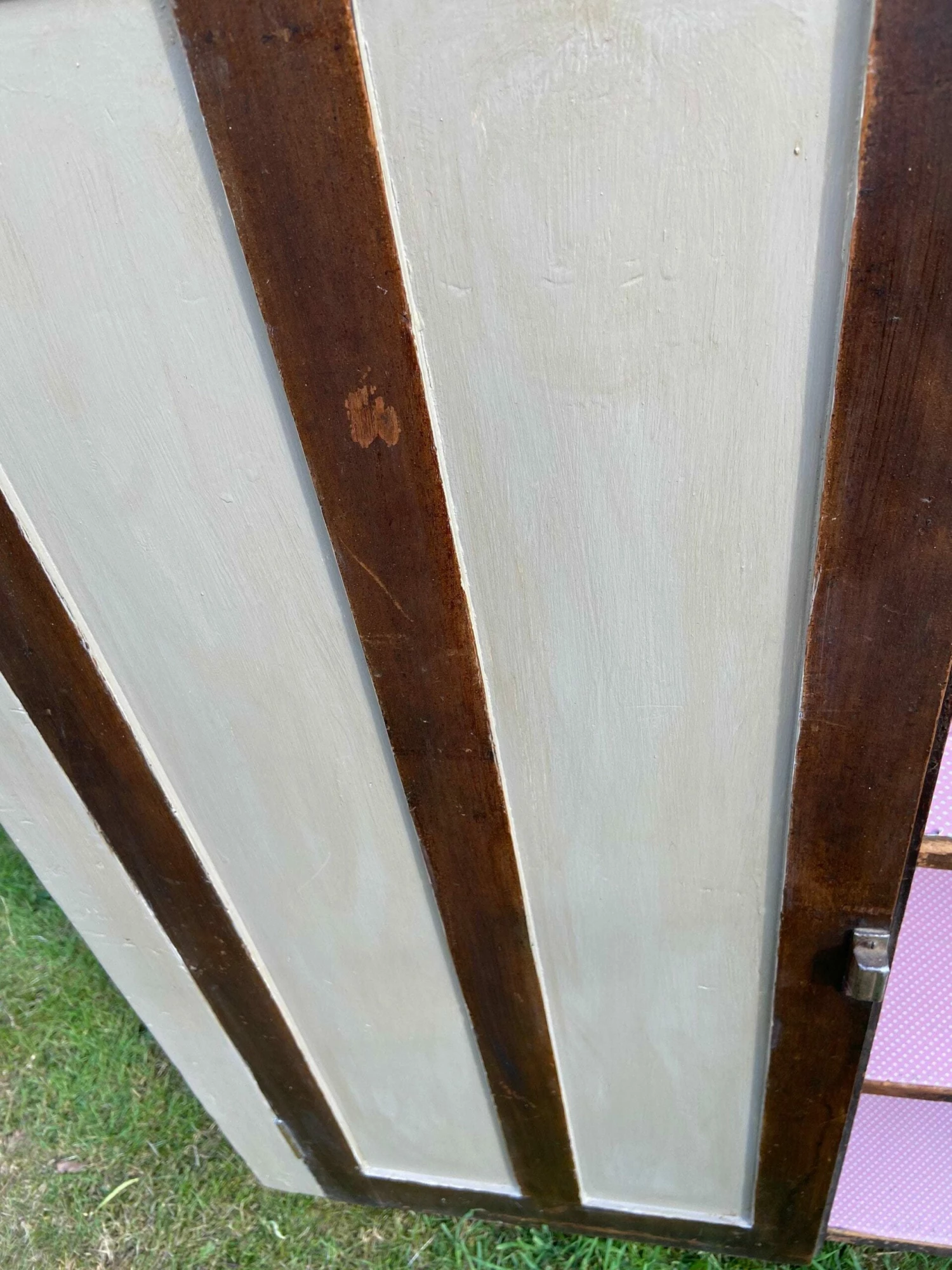 Unknown Cottage Antique Canadian Cupboard, 1920s Painted With Natural Wood And Soft Ceamy Panels 4 Unknown Cottage Antique Canadian Cupboard, 1920s Painted With Natural Wood And Soft Ceamy Panels - Image 4