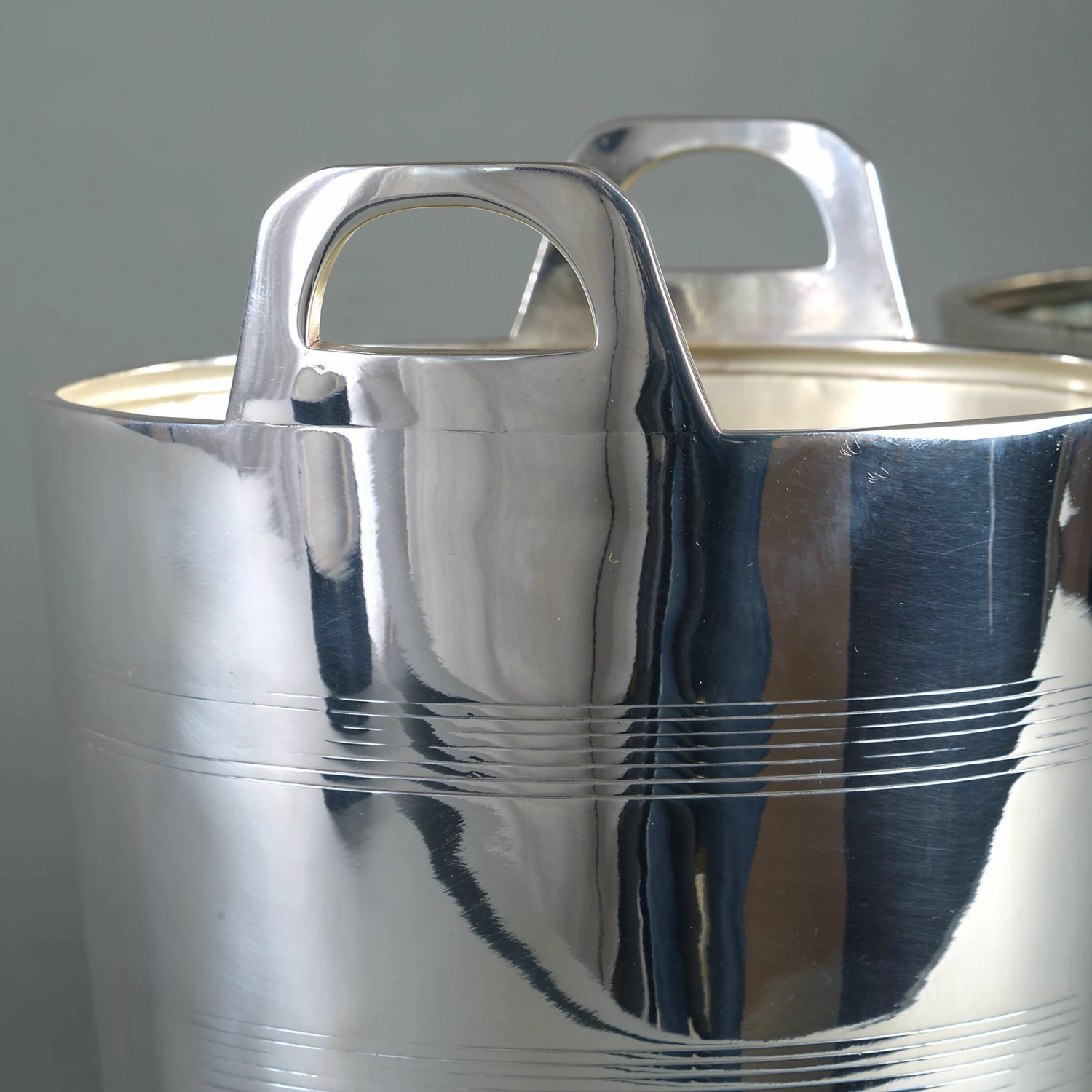 Early 20th Century Pair Of Silver Plated Wine Coolers Or Ice Buckets 2 Early 20th Century Pair Of Silver Plated Wine Coolers Or Ice Buckets - Image 2