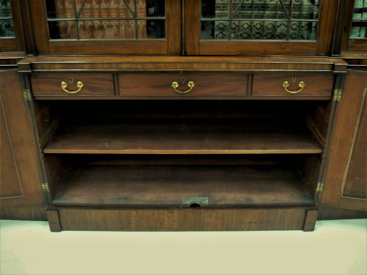 George III Mahogany Breakfront Bookcase 13 George III Mahogany Breakfront Bookcase - Image 13