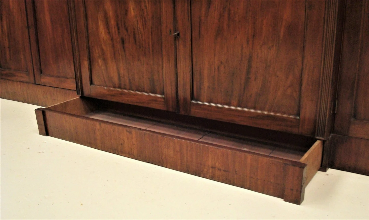 George III Mahogany Breakfront Bookcase 14 George III Mahogany Breakfront Bookcase - Image 14