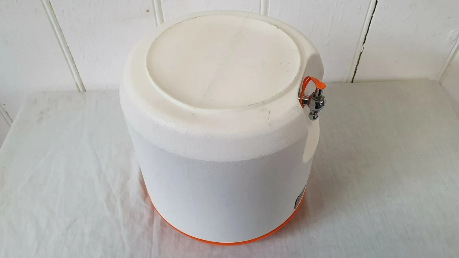 Retro 70’s Orange And White Cold Drinks Barrel Vestibule Container With Hidden Beakers Loisir 3s 3 Suisses Thermos 2 Retro 70’s Orange And White Cold Drinks Barrel Vestibule Container With Hidden Beakers Loisir 3s 3 Suisses Thermos - Image 2