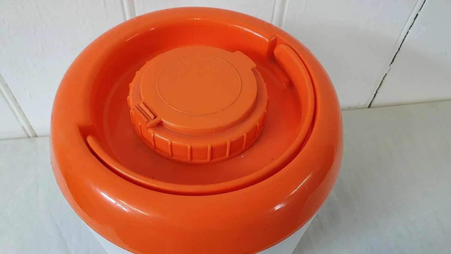 Retro 70’s Orange And White Cold Drinks Barrel Vestibule Container With Hidden Beakers Loisir 3s 3 Suisses Thermos 3 Retro 70’s Orange And White Cold Drinks Barrel Vestibule Container With Hidden Beakers Loisir 3s 3 Suisses Thermos - Image 3