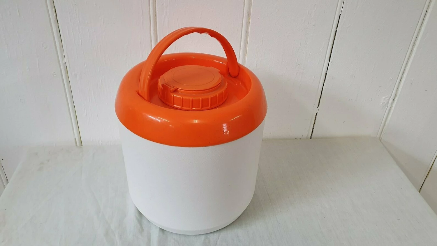 Retro 70’s Orange And White Cold Drinks Barrel Vestibule Container With Hidden Beakers Loisir 3s 3 Suisses Thermos 4 Retro 70’s Orange And White Cold Drinks Barrel Vestibule Container With Hidden Beakers Loisir 3s 3 Suisses Thermos - Image 4