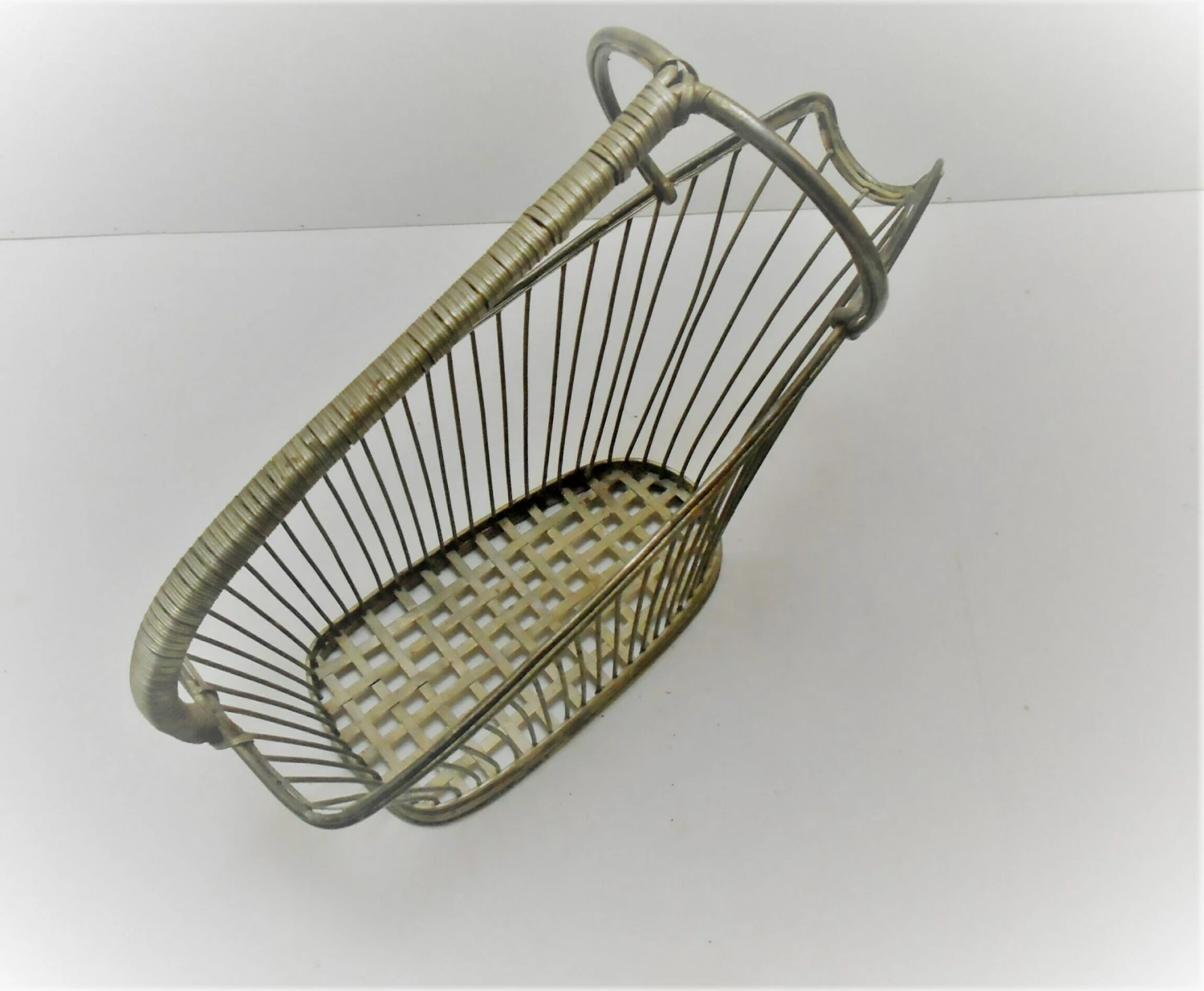 Unknown Vintage French High Quality Silver Plated Wire Wine Basket / Bottle Holder / Wine Pourer / Lovely Silver Gold Tone 3 Unknown Vintage French High Quality Silver Plated Wire Wine Basket / Bottle Holder / Wine Pourer / Lovely Silver Gold Tone - Image 3
