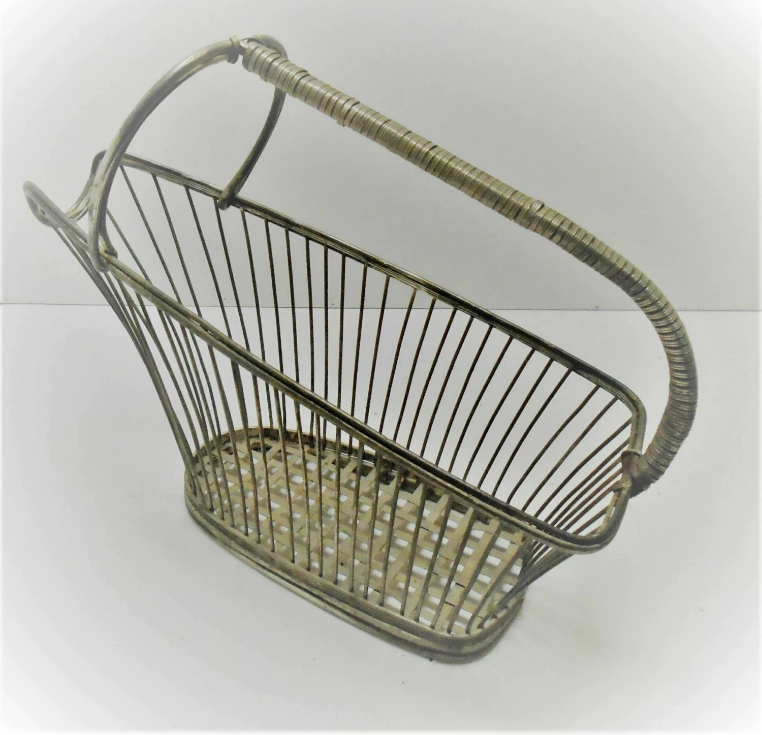 Unknown Vintage French High Quality Silver Plated Wire Wine Basket / Bottle Holder / Wine Pourer / Lovely Silver Gold Tone 5 Unknown Vintage French High Quality Silver Plated Wire Wine Basket / Bottle Holder / Wine Pourer / Lovely Silver Gold Tone - Image 5