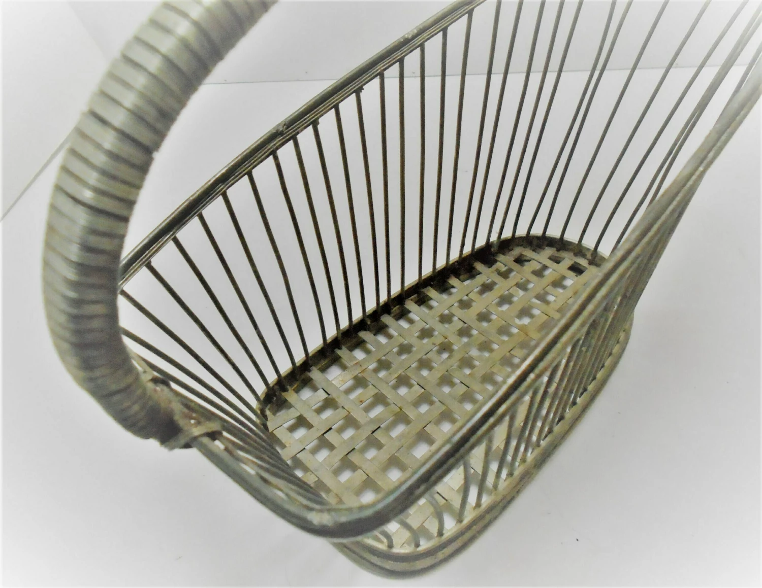 Unknown Vintage French High Quality Silver Plated Wire Wine Basket / Bottle Holder / Wine Pourer / Lovely Silver Gold Tone 8 Unknown Vintage French High Quality Silver Plated Wire Wine Basket / Bottle Holder / Wine Pourer / Lovely Silver Gold Tone - Image 8