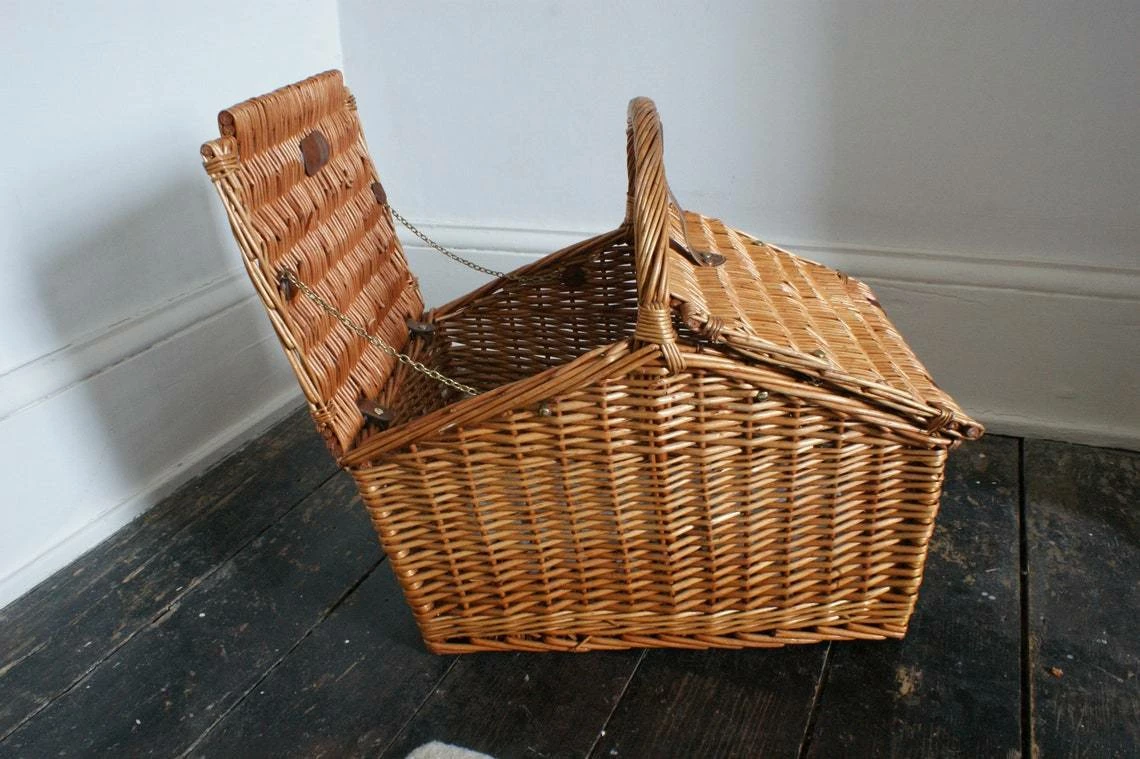 Vintage Large Wicker Picnic Basket 3 Vintage Large Wicker Picnic Basket - Image 3