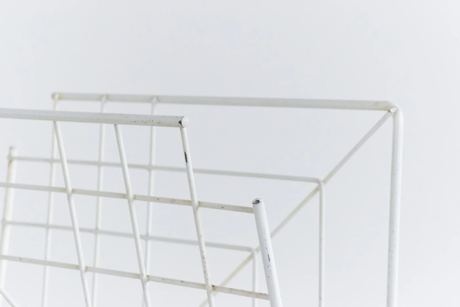 Vintage White And Red Atomic Wire Magazine Rack 3 Vintage White And Red Atomic Wire Magazine Rack - Image 3