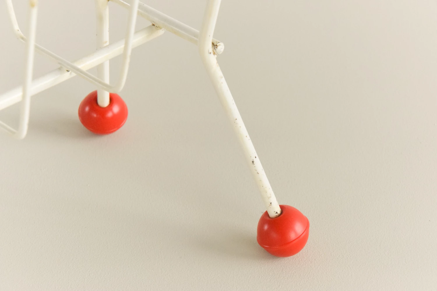 Vintage White And Red Atomic Wire Magazine Rack 5 Vintage White And Red Atomic Wire Magazine Rack - Image 5