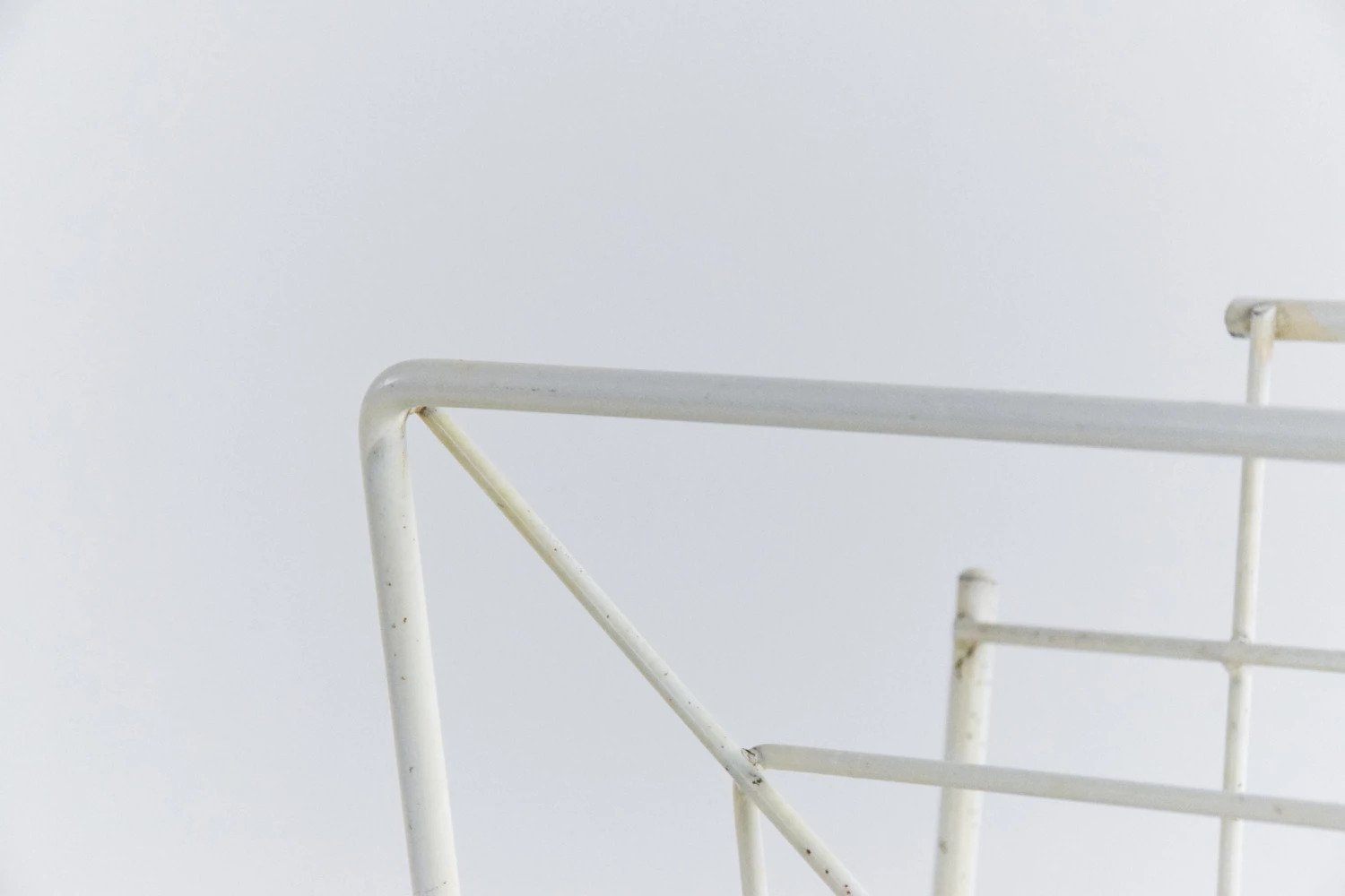 Vintage White And Red Atomic Wire Magazine Rack 6 Vintage White And Red Atomic Wire Magazine Rack - Image 6