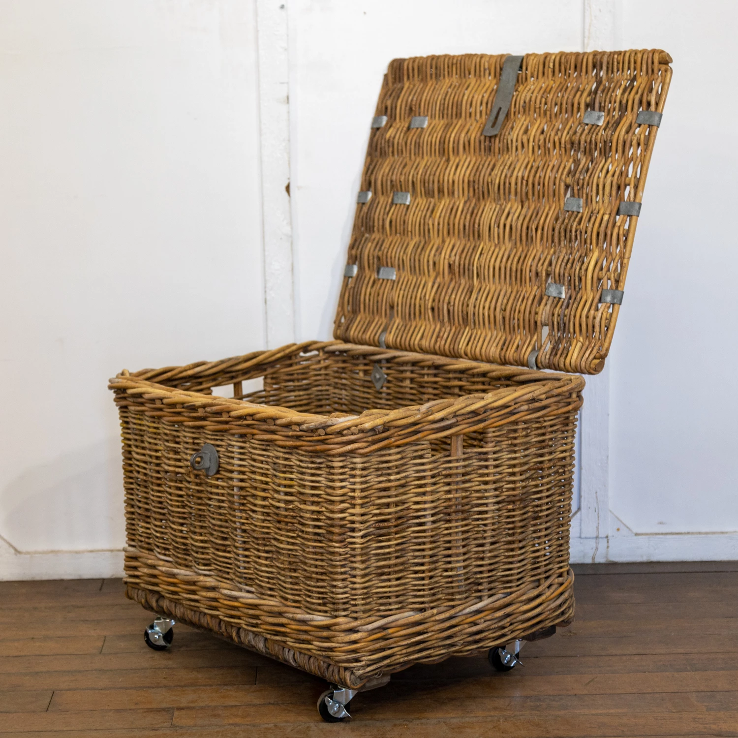 Wicker Basket On Wheels Rwi8343 4 Wicker Basket On Wheels Rwi8343 - Image 4
