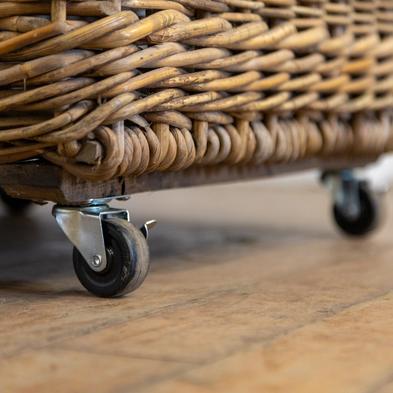 Wicker Basket On Wheels Rwi8343 9 Wicker Basket On Wheels Rwi8343 - Image 9
